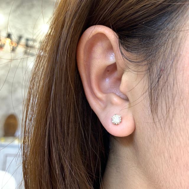 ต่างหูเพชรเม็ดเดียว