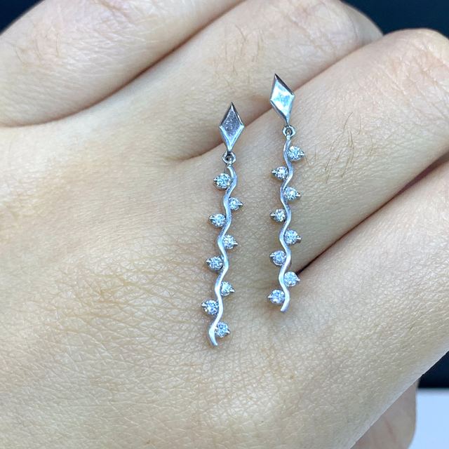 ตุ้มหูเพชรแถวเกสรดอกไม้