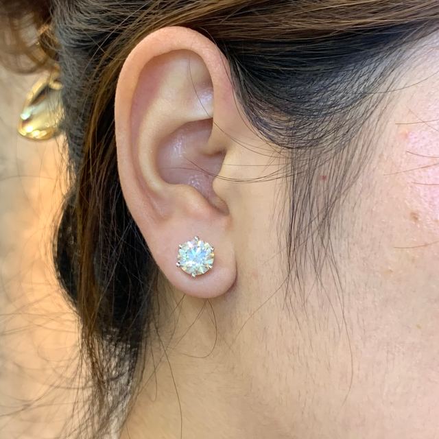 ตุ้มหูเพชรเดียว