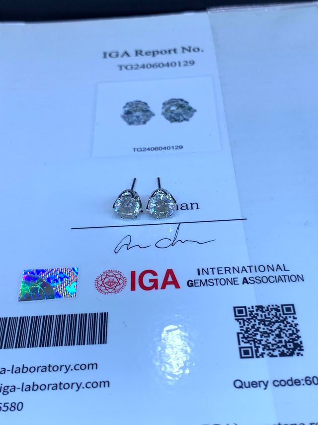 ตุ้มหูเพชรเดียว
