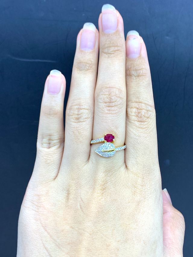 แหวนทับทิมใบไม้ไขว้ ประดับเพชร