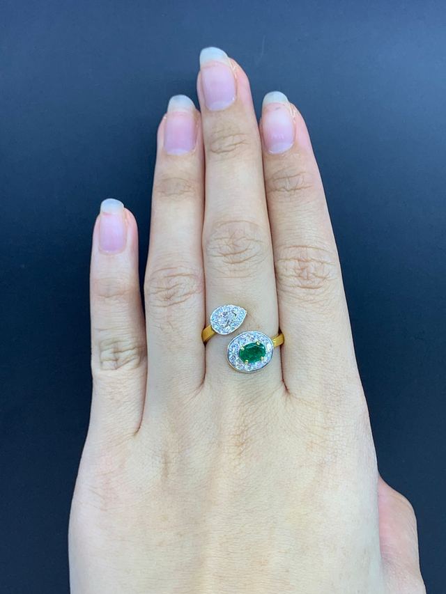 แหวนมรกตไขว้ ประดับเพชร